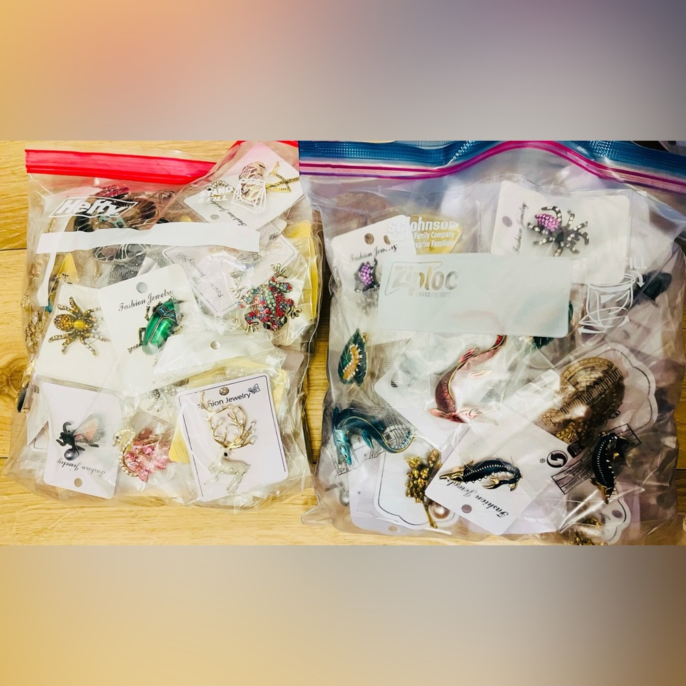 Lot of 500 Pieces Mixed Brooches – Assorted Styles & Materials, Random Selection